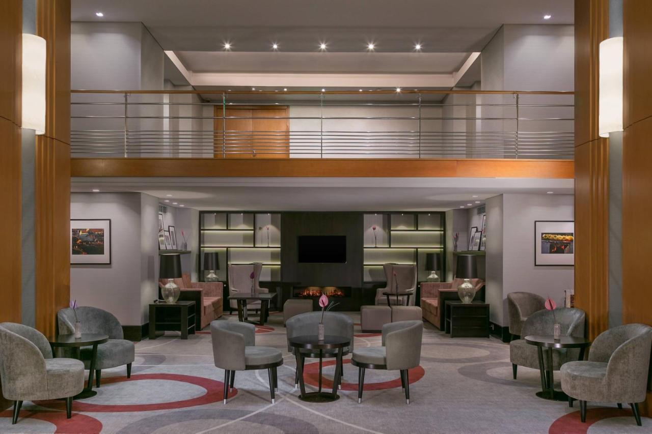 쉐라톤 부쿠레슈티 호텔 외부 사진 The lobby of the hotel