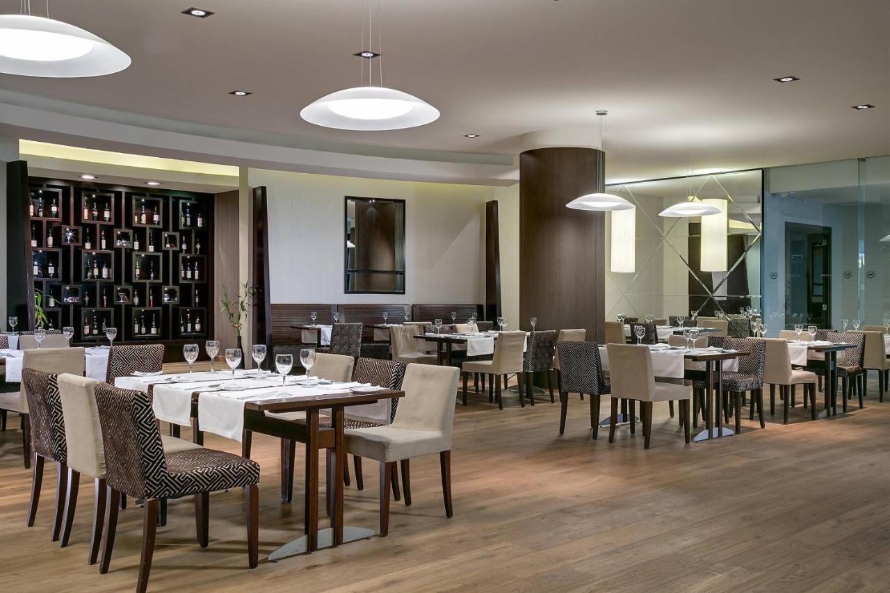 쉐라톤 부쿠레슈티 호텔 외부 사진 Restaurant