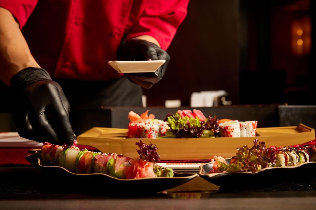 쉐라톤 부쿠레슈티 호텔 외부 사진 A sushi chef preparing sushi
