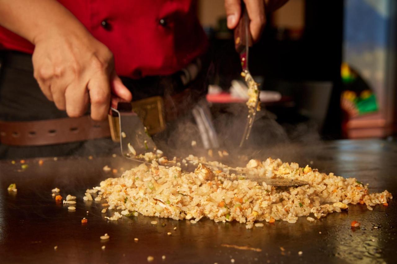 쉐라톤 부쿠레슈티 호텔 외부 사진 Fried rice being cooked on a flattop