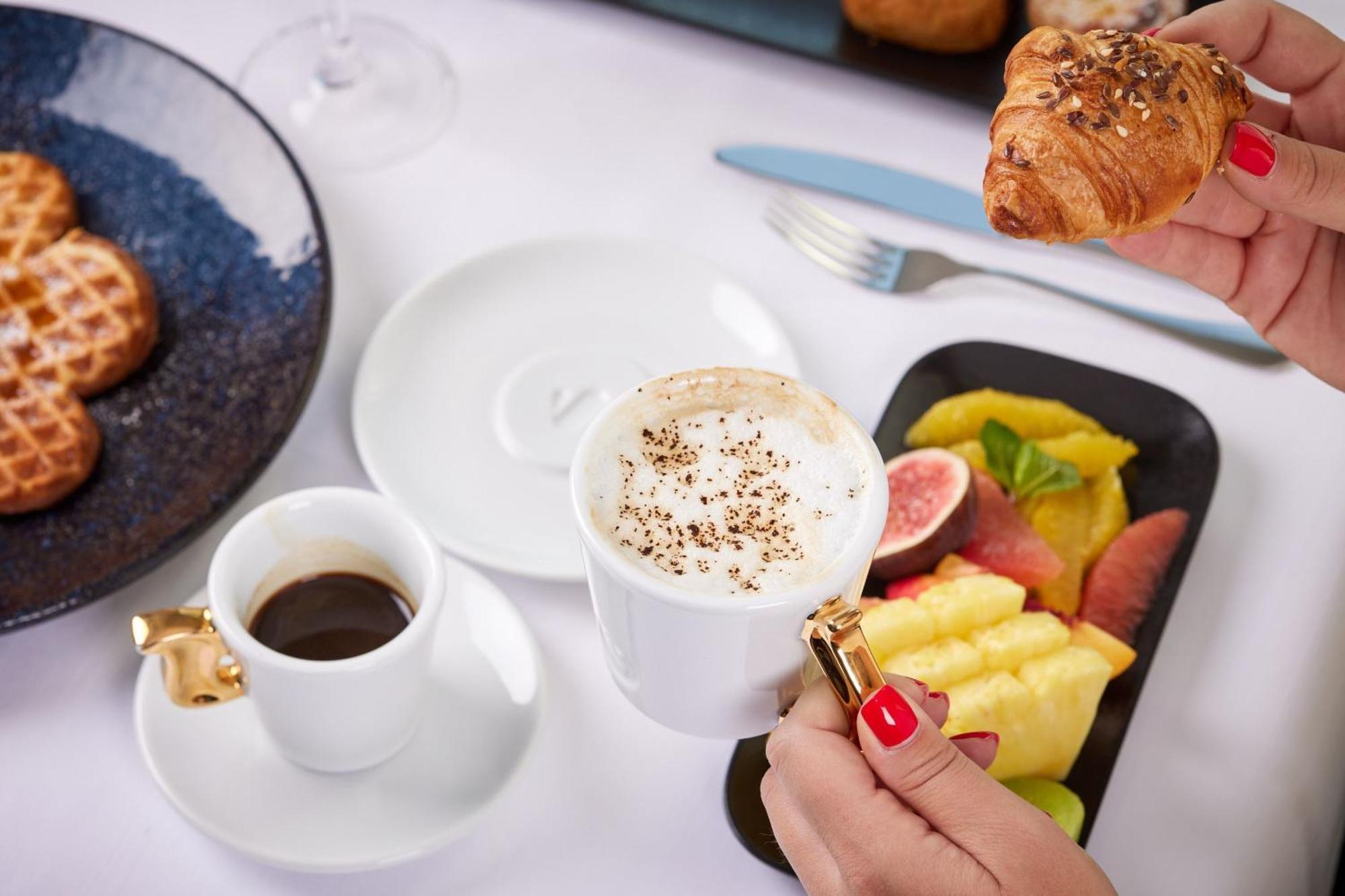 쉐라톤 부쿠레슈티 호텔 외부 사진 A typical breakfast
