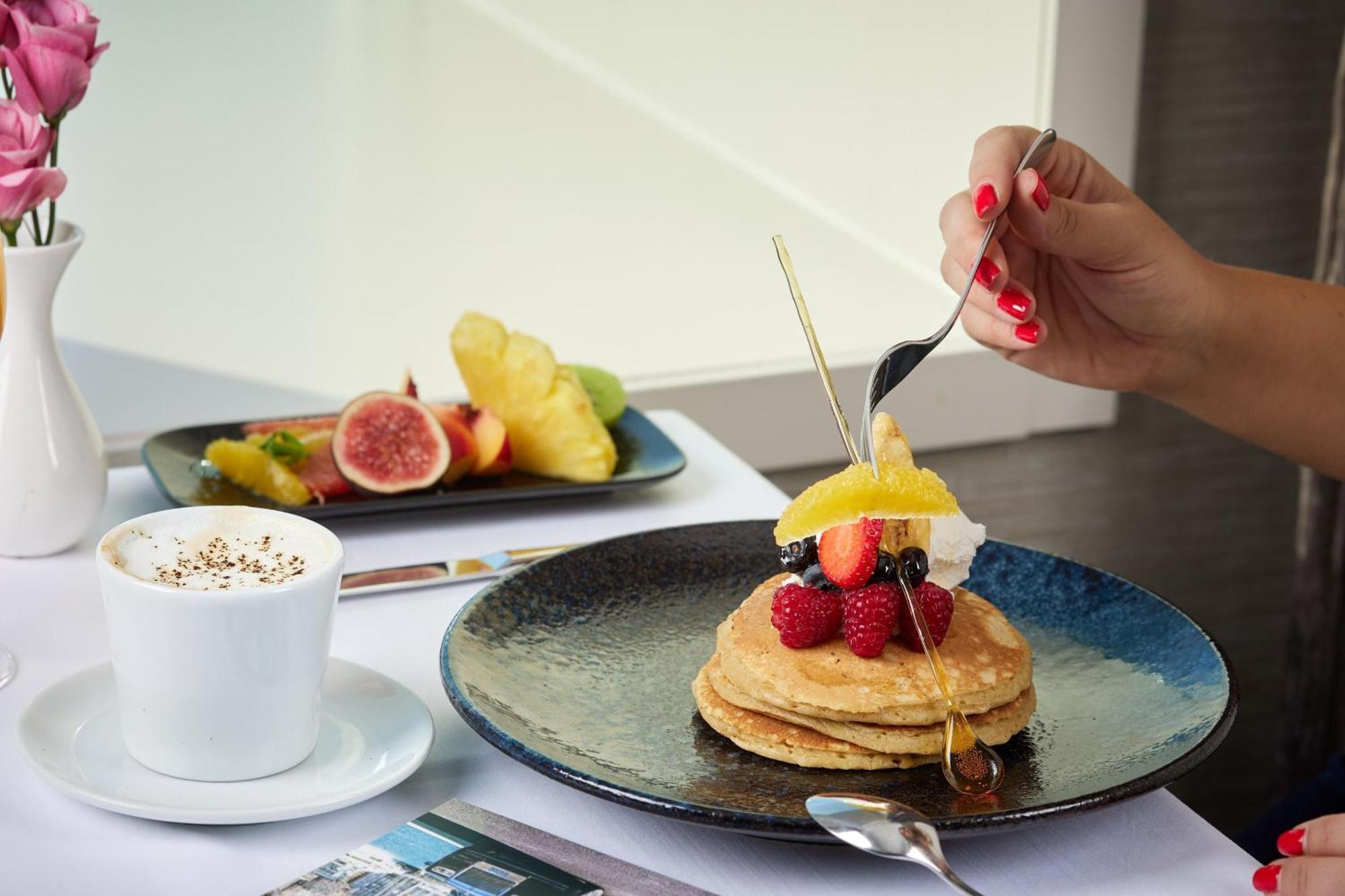 쉐라톤 부쿠레슈티 호텔 외부 사진 Pancakes with fruit