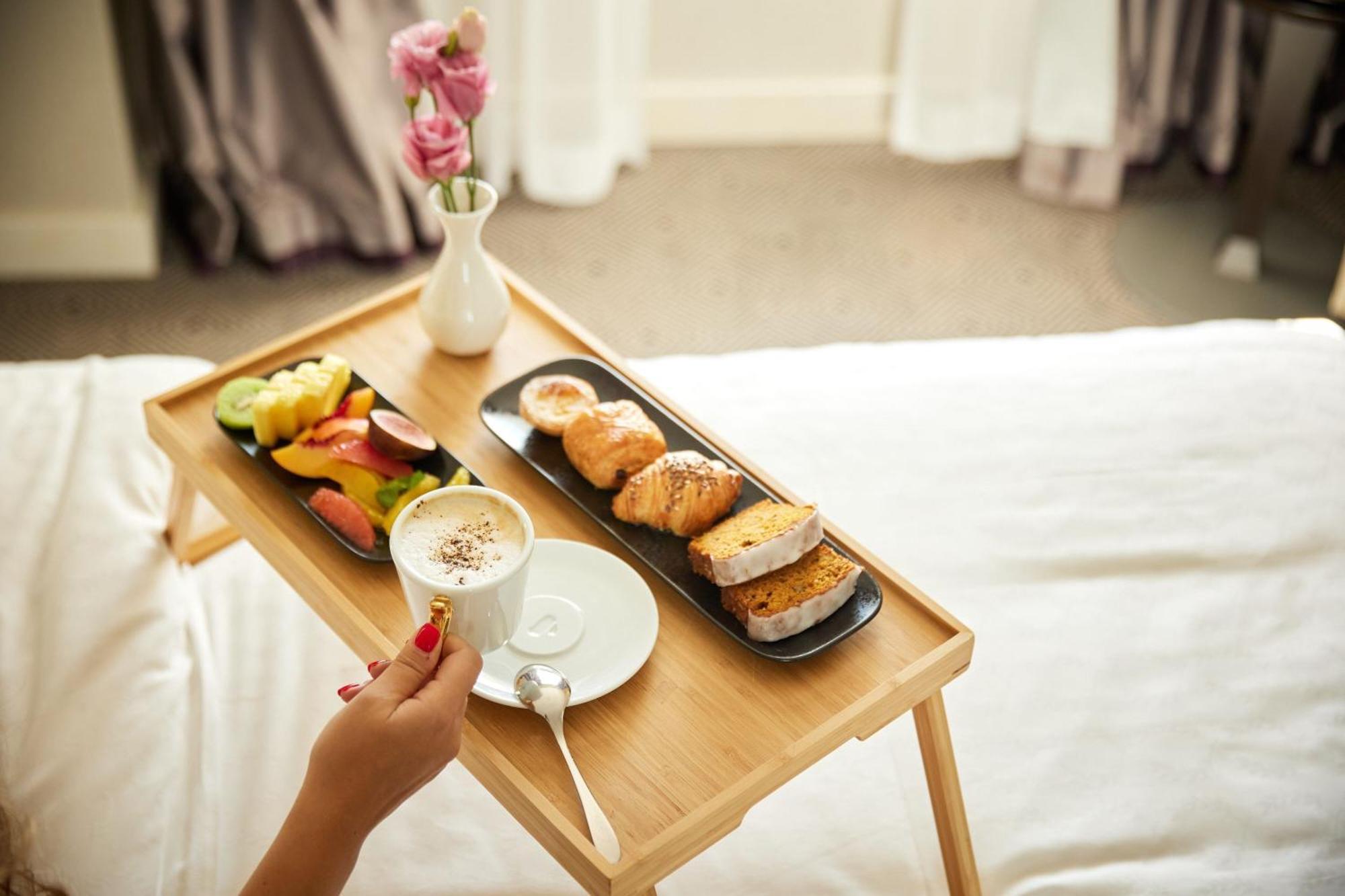 쉐라톤 부쿠레슈티 호텔 외부 사진 Room service
