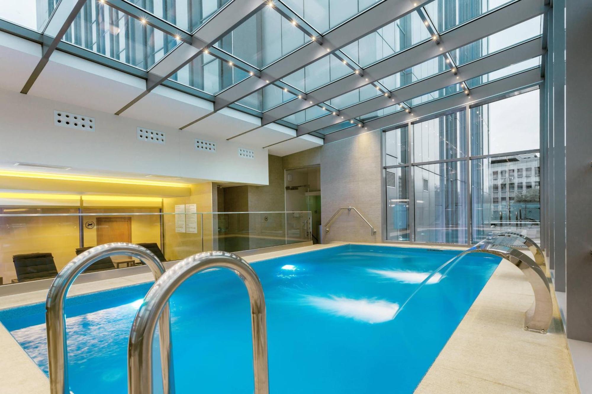 쉐라톤 부쿠레슈티 호텔 외부 사진 The pool