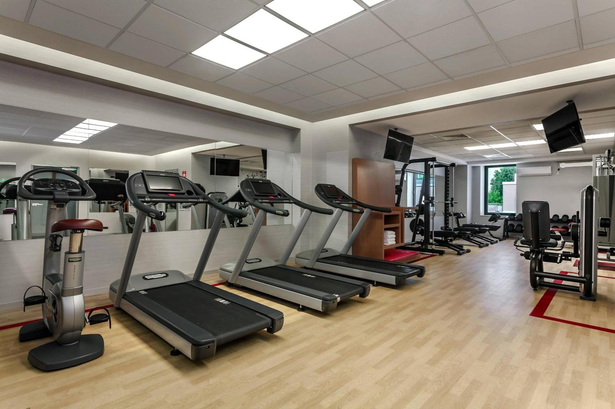 쉐라톤 부쿠레슈티 호텔 외부 사진 The gym at the hotel