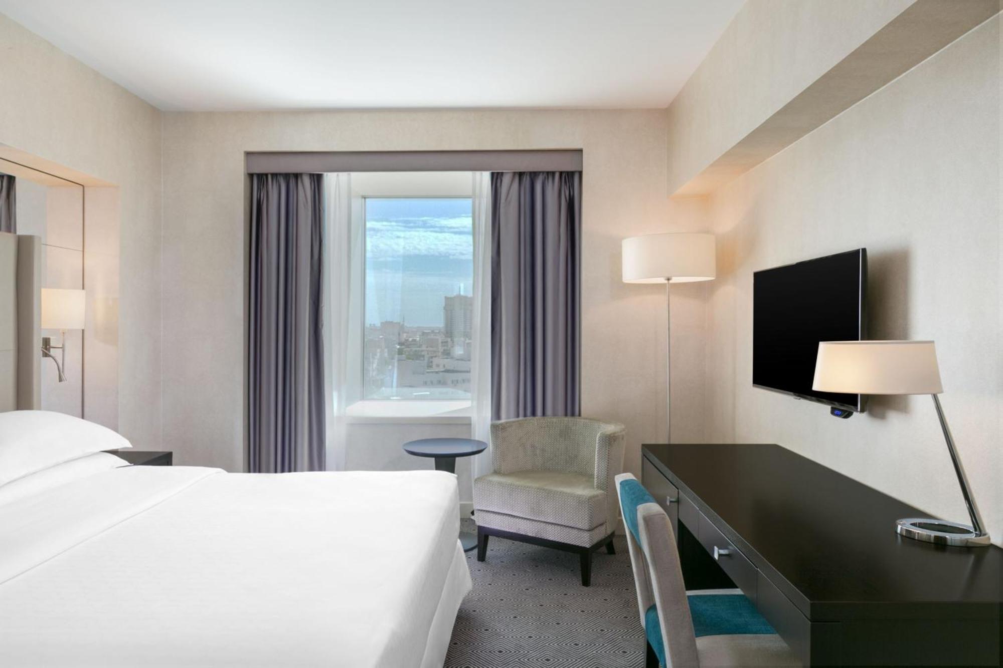 쉐라톤 부쿠레슈티 호텔 외부 사진 A guest room at the hotel