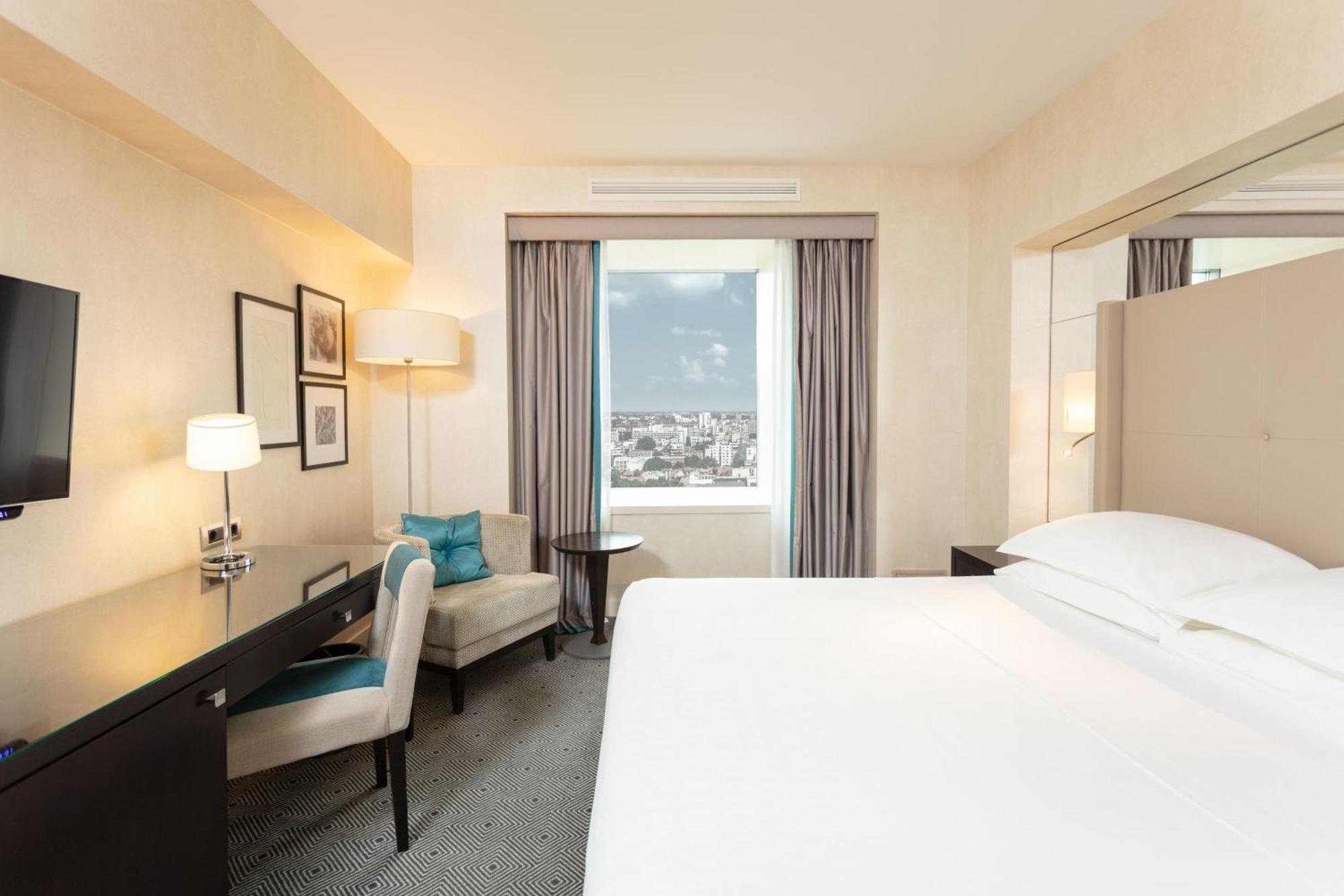 쉐라톤 부쿠레슈티 호텔 외부 사진 A room at the hotel