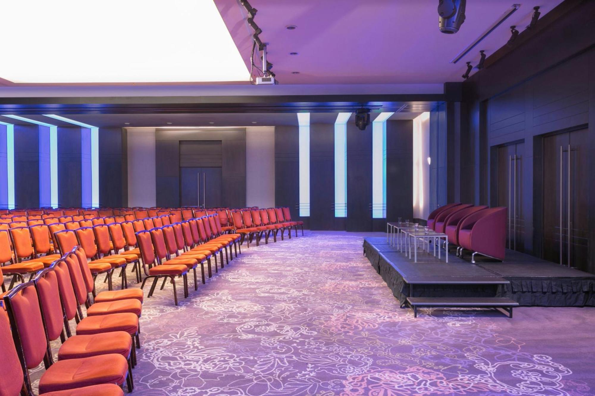 쉐라톤 부쿠레슈티 호텔 외부 사진 The Auditorium