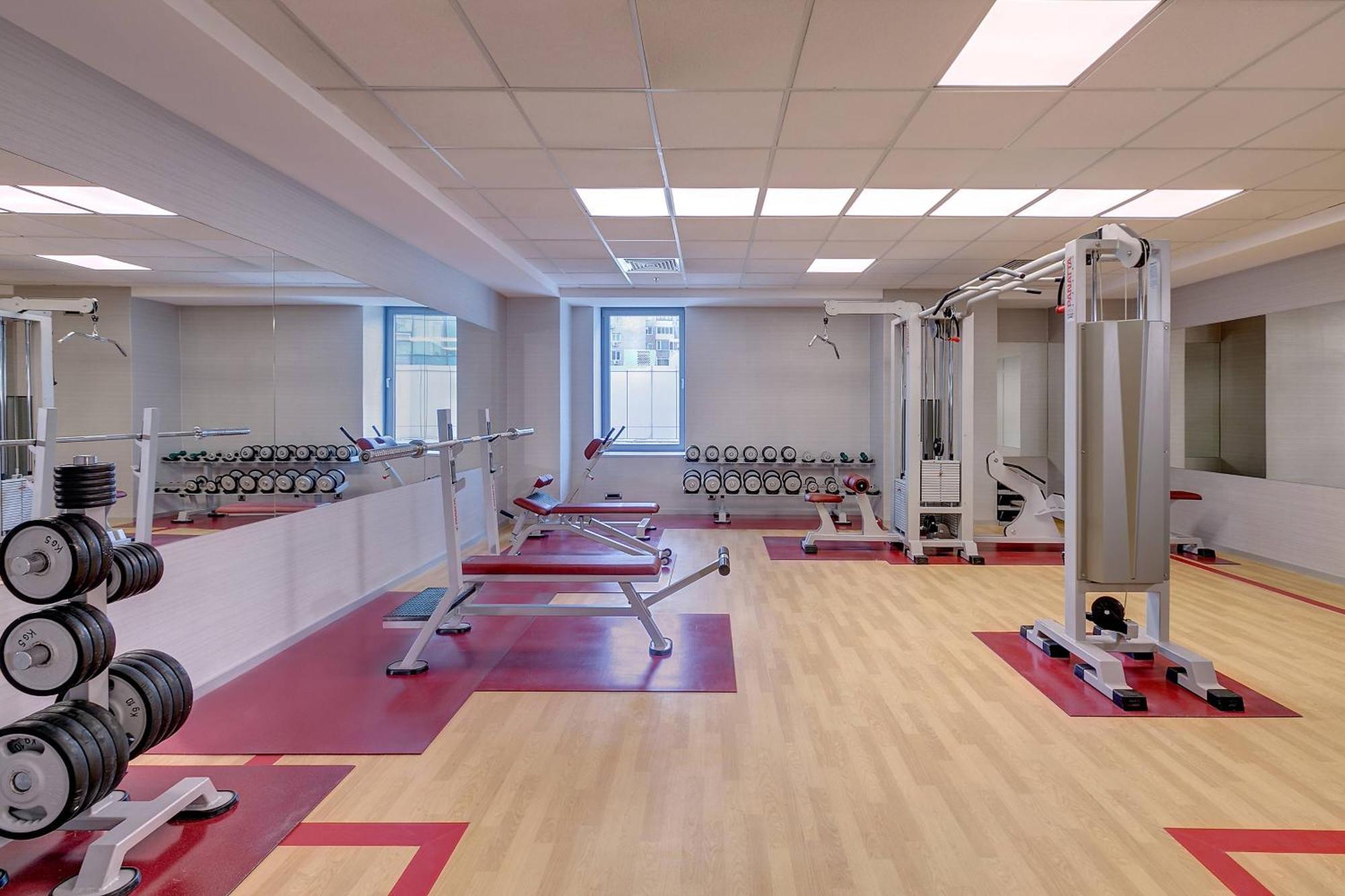 쉐라톤 부쿠레슈티 호텔 외부 사진 The Fitness Center at the University of Michigan