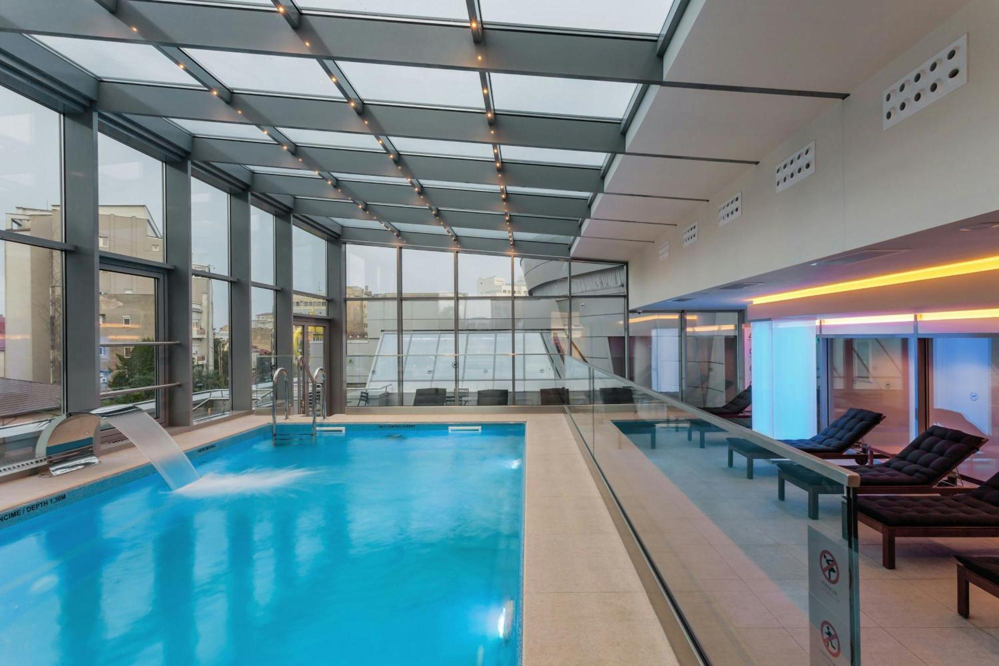쉐라톤 부쿠레슈티 호텔 외부 사진 The pool at the hotel