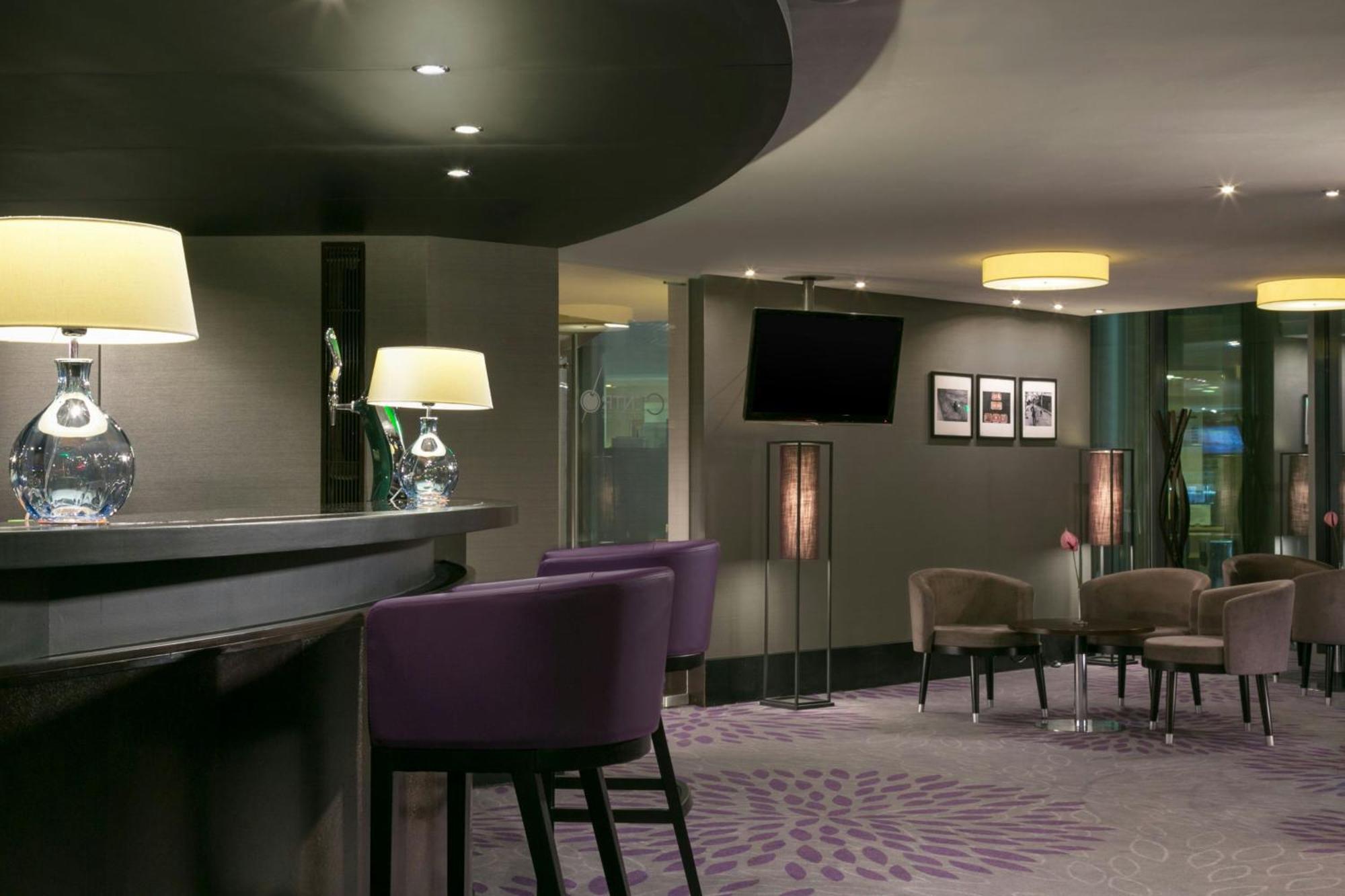 쉐라톤 부쿠레슈티 호텔 외부 사진 The lounge at London Heathrow Airport