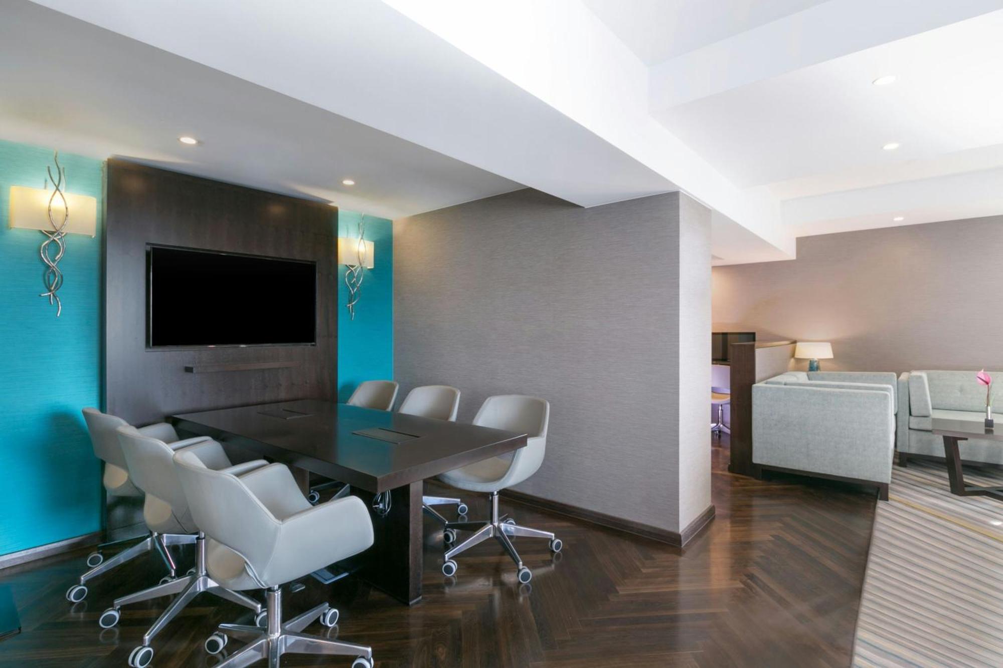 쉐라톤 부쿠레슈티 호텔 외부 사진 Suite at the Hilton London West End