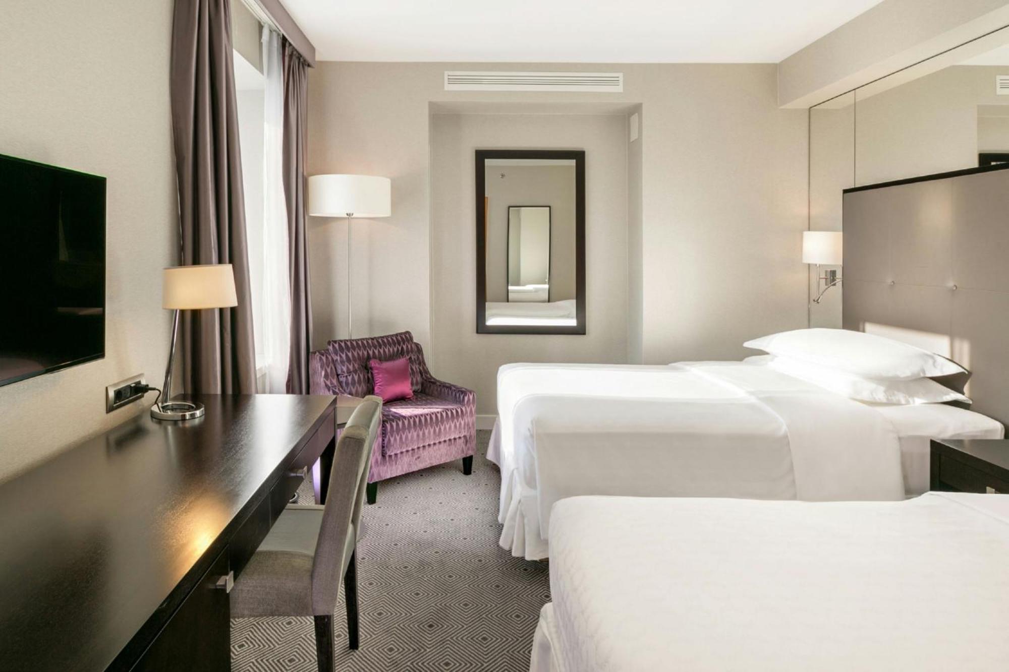 쉐라톤 부쿠레슈티 호텔 외부 사진 A room at the hotel