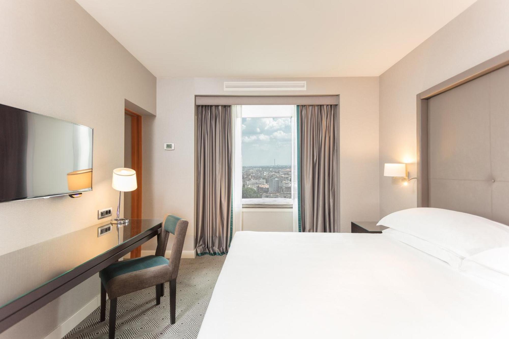 쉐라톤 부쿠레슈티 호텔 외부 사진 A room at the hotel