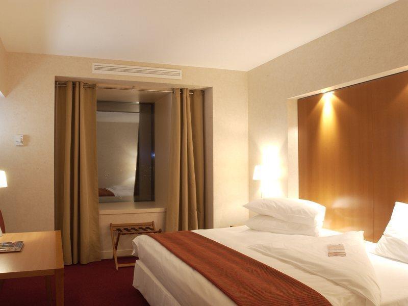 쉐라톤 부쿠레슈티 호텔 외부 사진 A room at the hotel