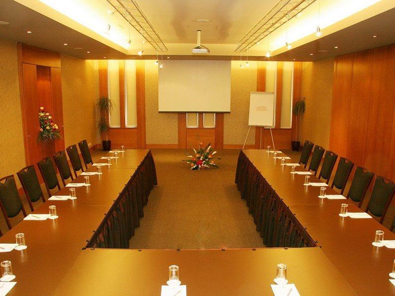 쉐라톤 부쿠레슈티 호텔 외부 사진 A meeting room at the hotel
