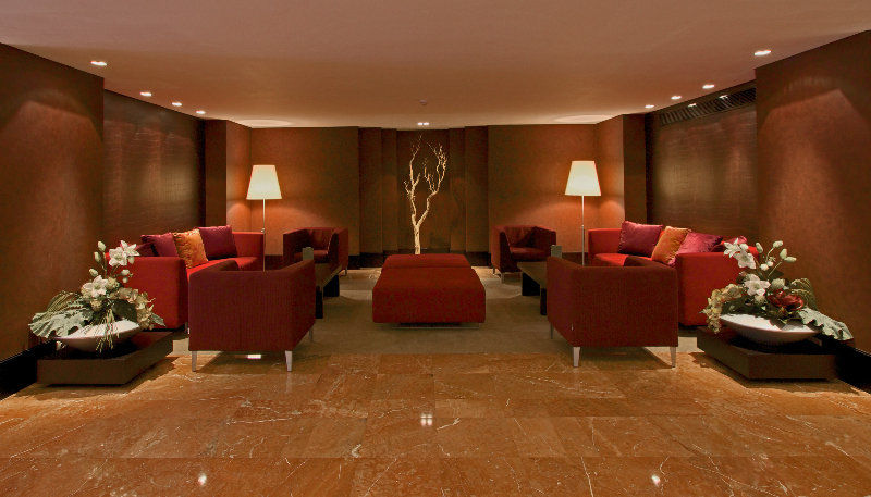 쉐라톤 부쿠레슈티 호텔 외부 사진 The lobby of the hotel