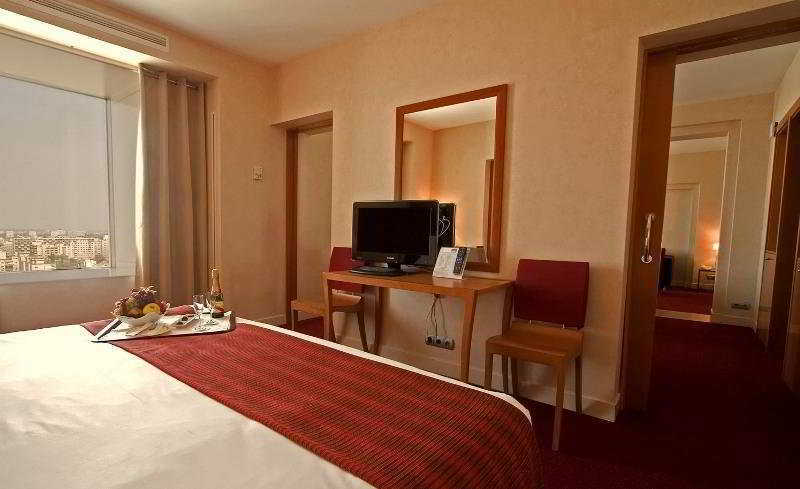 쉐라톤 부쿠레슈티 호텔 외부 사진 A room at the hotel