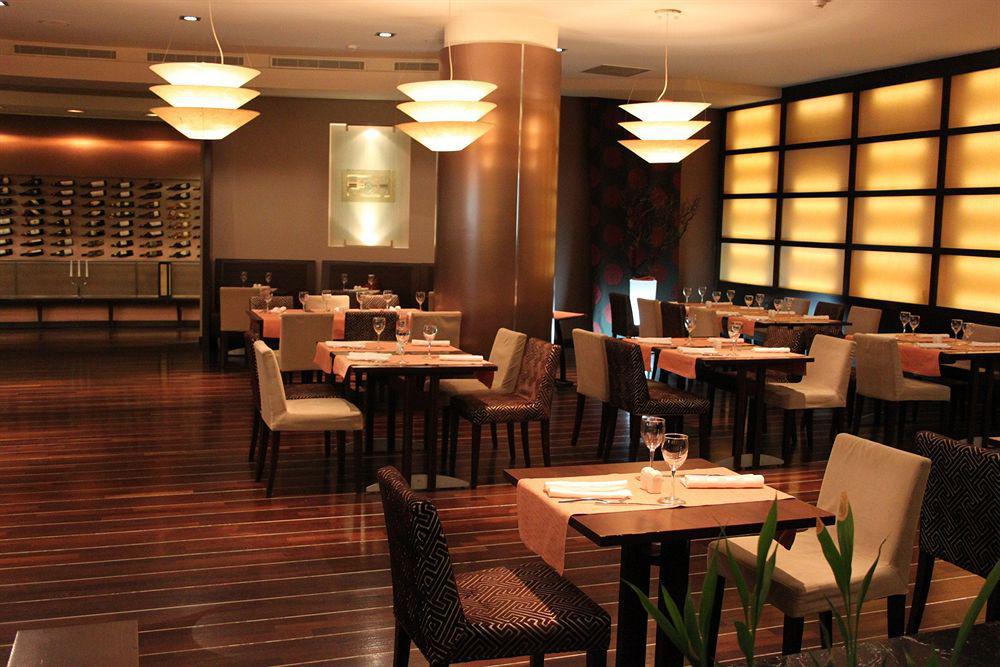 쉐라톤 부쿠레슈티 호텔 외부 사진 Restaurant interior